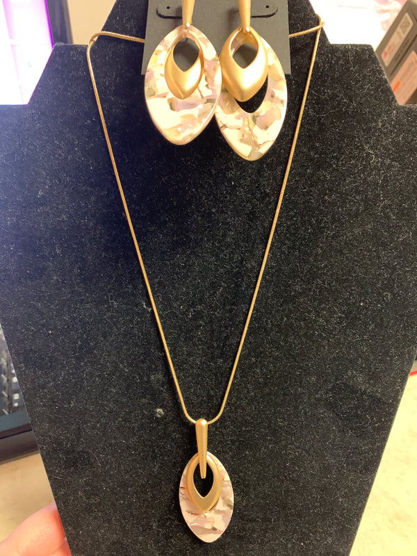 Teardrop Oval Acrylic and Gold Necklace Set